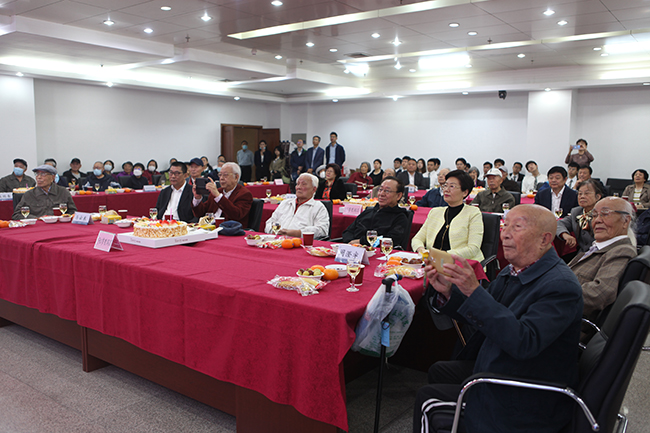 我校举行离退休老同志 集体祝寿会