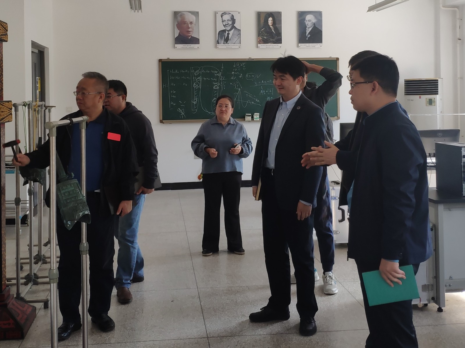 巩金龙副校长带队到力学实验中心调研