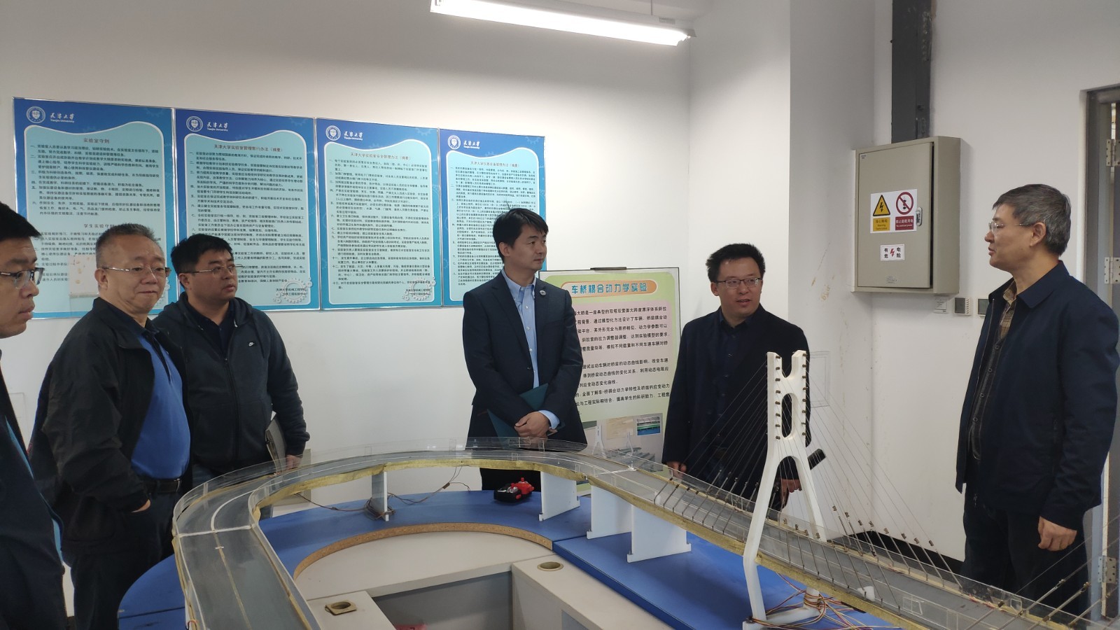 巩金龙副校长带队到力学实验中心调研