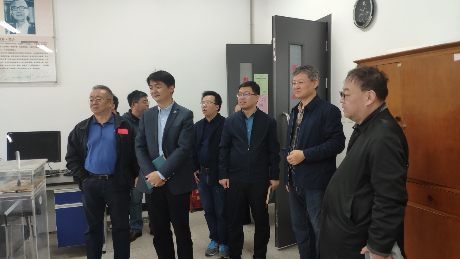 巩金龙副校长带队到力学实验中心调研