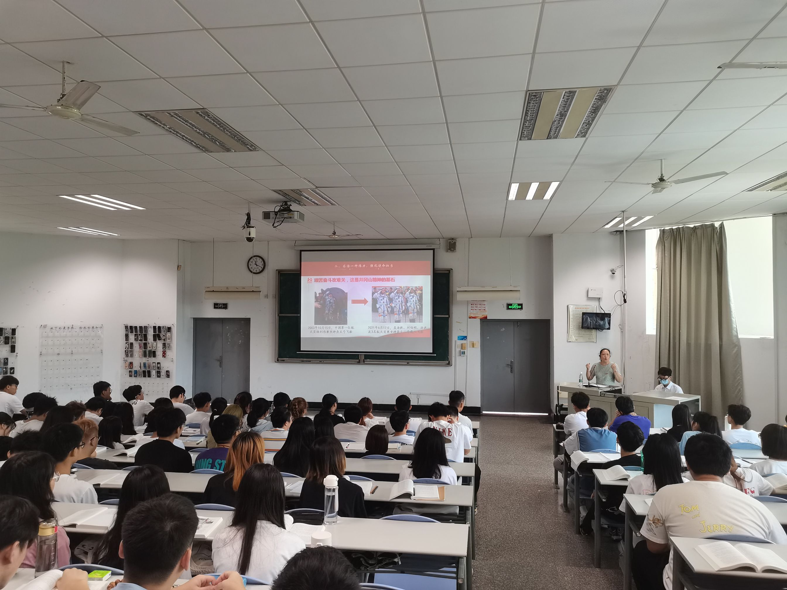 刘元芳副书记为材化学院学生讲授“学习弘扬井冈山精神 绽放青春绚丽之花”专题思政课