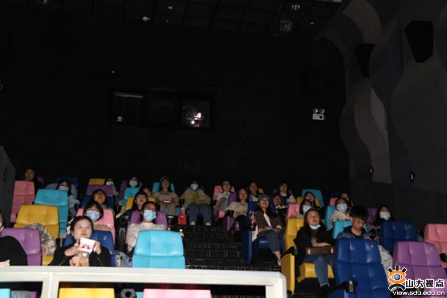 新闻学院开展“青年评热点·《长津湖》观影交流”活动