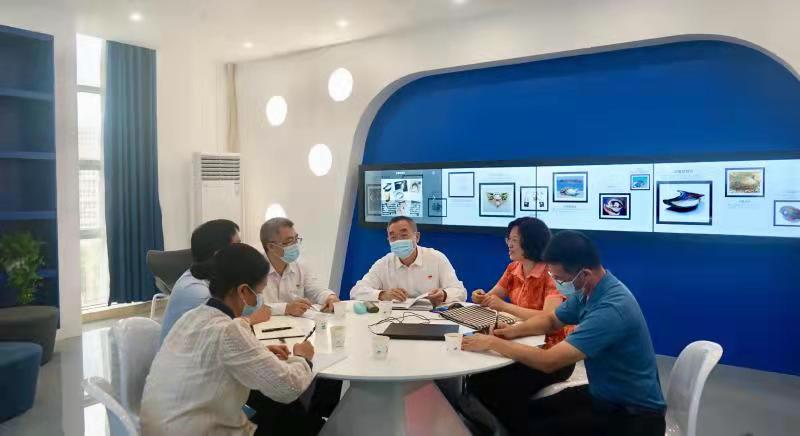 曹俊明到图书馆调研