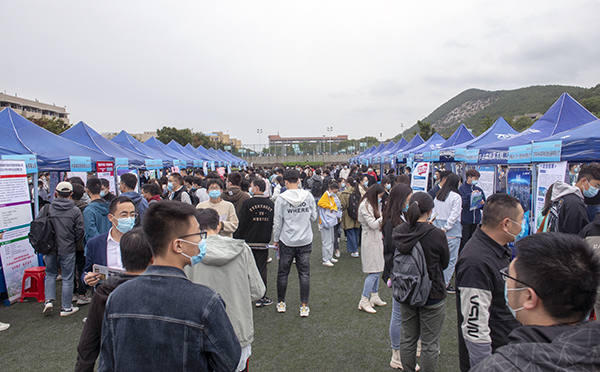 我校举行2022届毕业生首场大型校园双选会