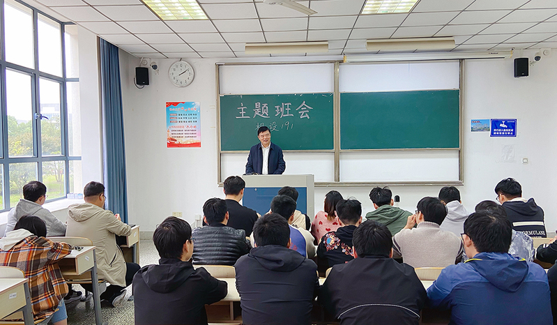 施卫东以班主任身份参加机设191班主题班会