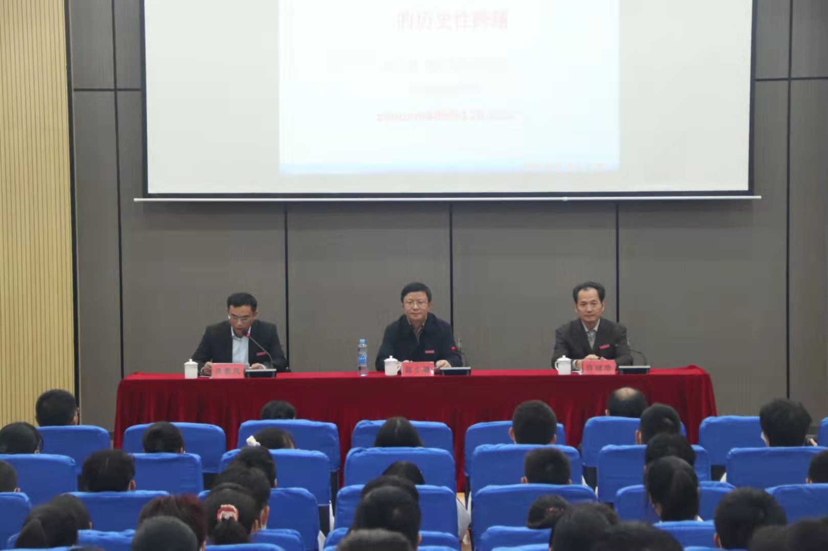 学校举行“校长与新生面对面”活动