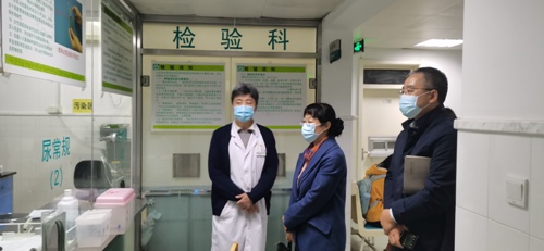 学校纪委书记视察校医院疫情防控工作