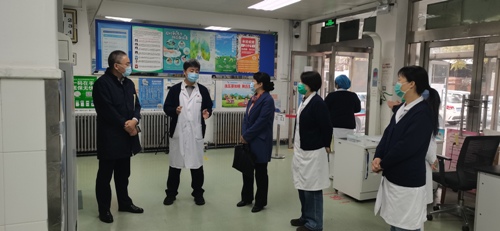 学校纪委书记视察校医院疫情防控工作