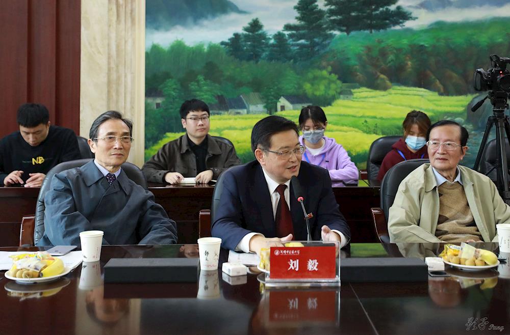情系母校，首届校友相聚成中医