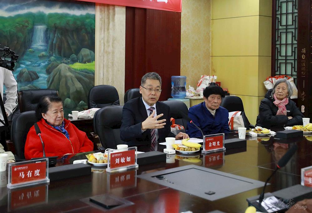情系母校，首届校友相聚成中医