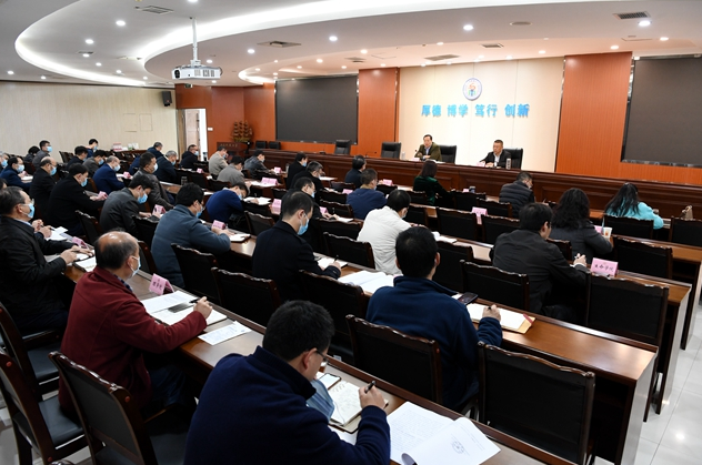 学校召开紧急会议研究部署落实近期疫情防控工作