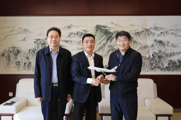 东方航空江西分公司副总经理公丕才来访我校
