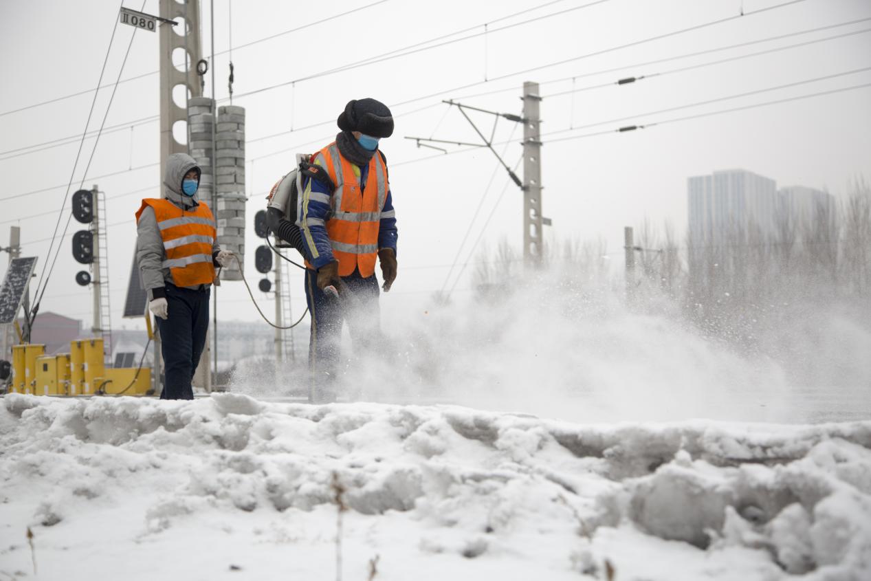 “冻”真格的！哈铁万人除雪保畅通