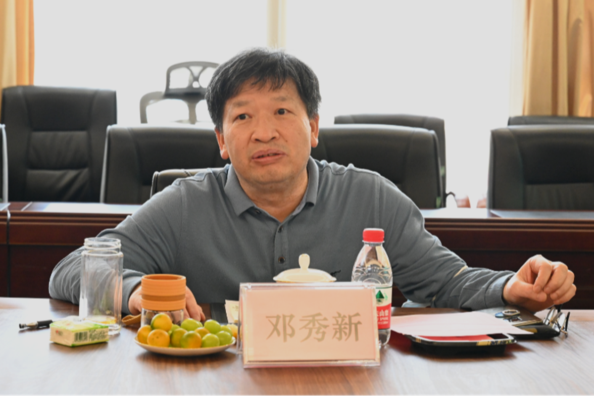 邓秀新院士赴扬翔调研座谈推进校企合作