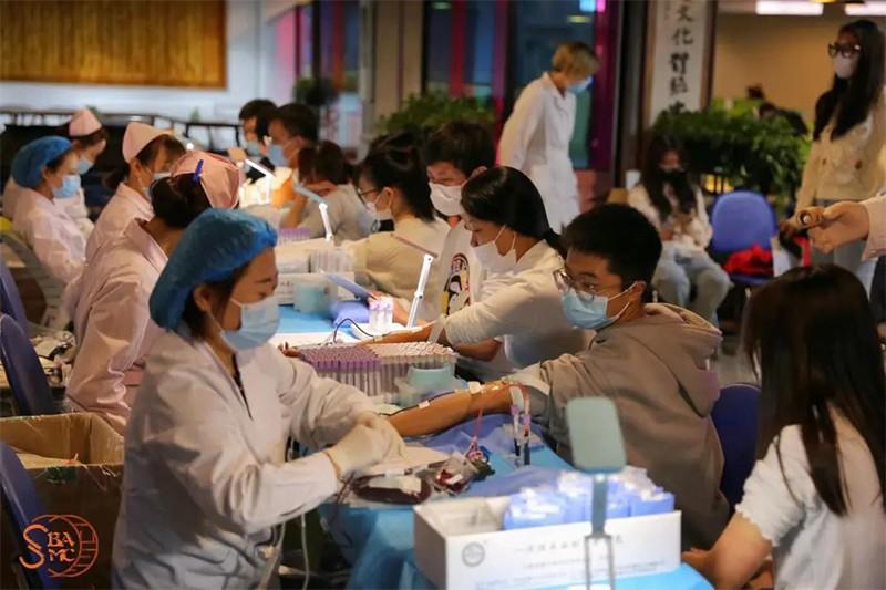我校顺利开展2021年校园无偿献血活动