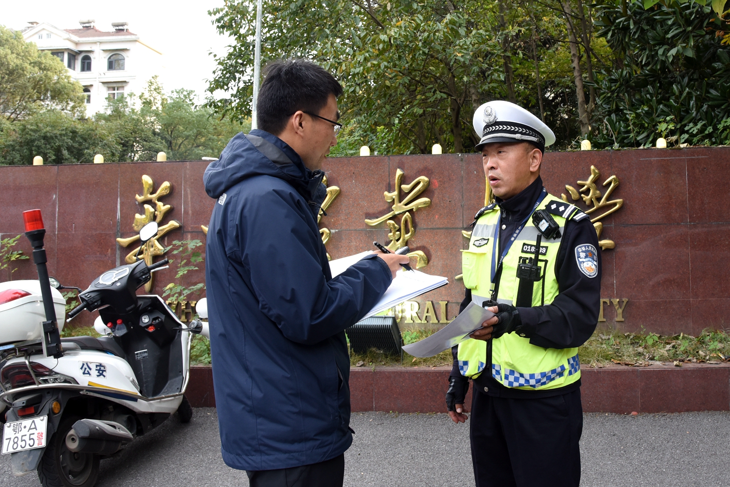 洪山交通大队就电动车“大整治”答记者问