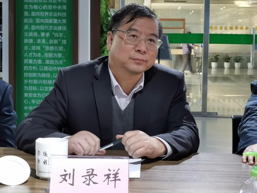 我校与中国农业科学院作物科学研究所签订合作协议