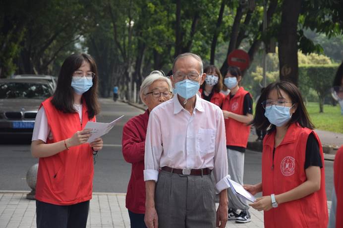 卫管理学院青年志愿者为离退休教职工提供志愿服务