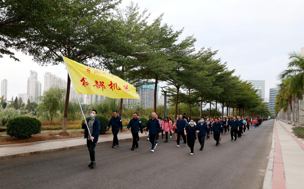 昂首阔步新征程我校举行2021年教职工环校健步走活动