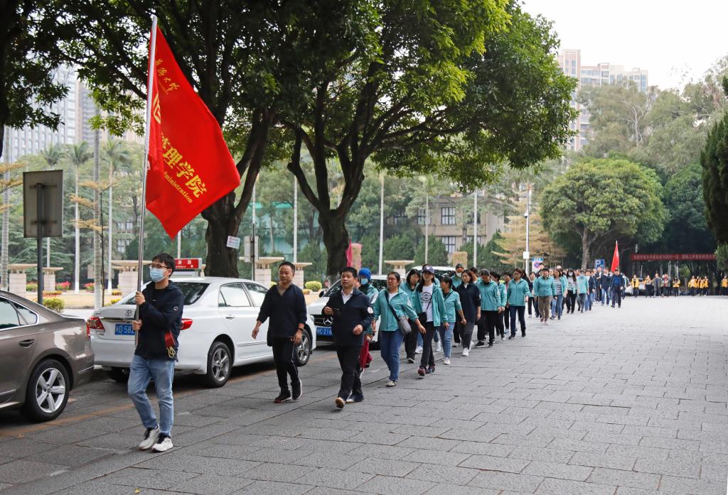 昂首阔步新征程我校举行2021年教职工环校健步走活动