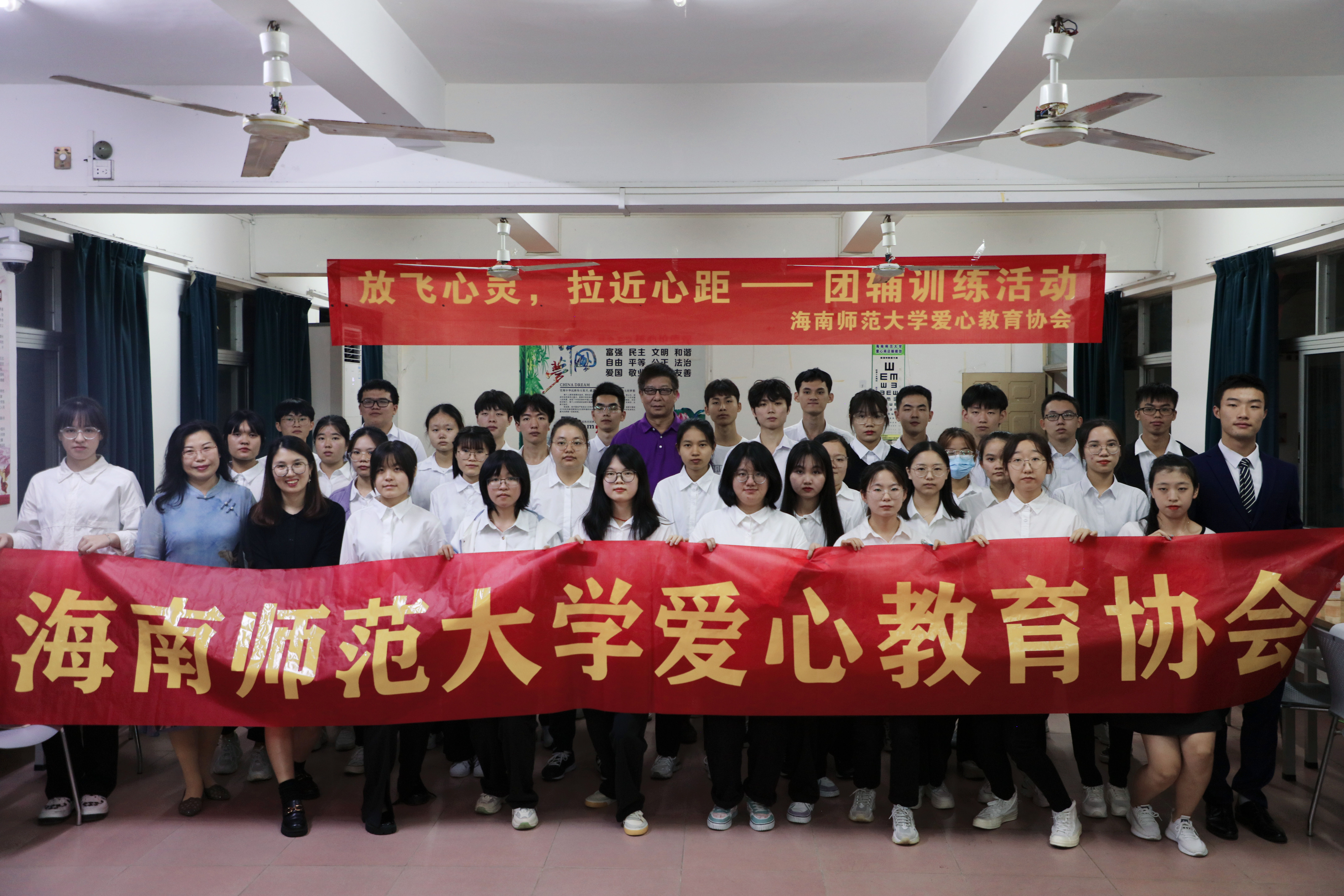 校领导参加学生社团活动