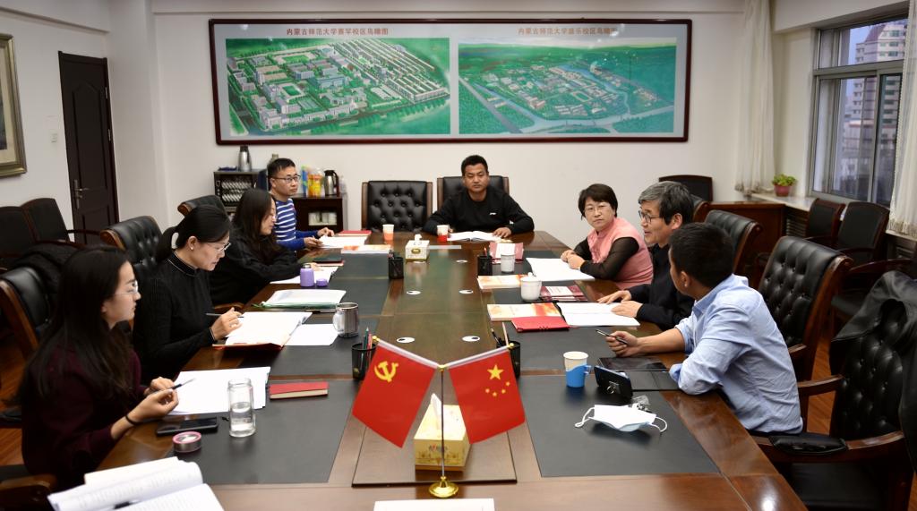 校党委书记阿拉坦仓以普通党员身份参加所在宣传部党支部集体学习