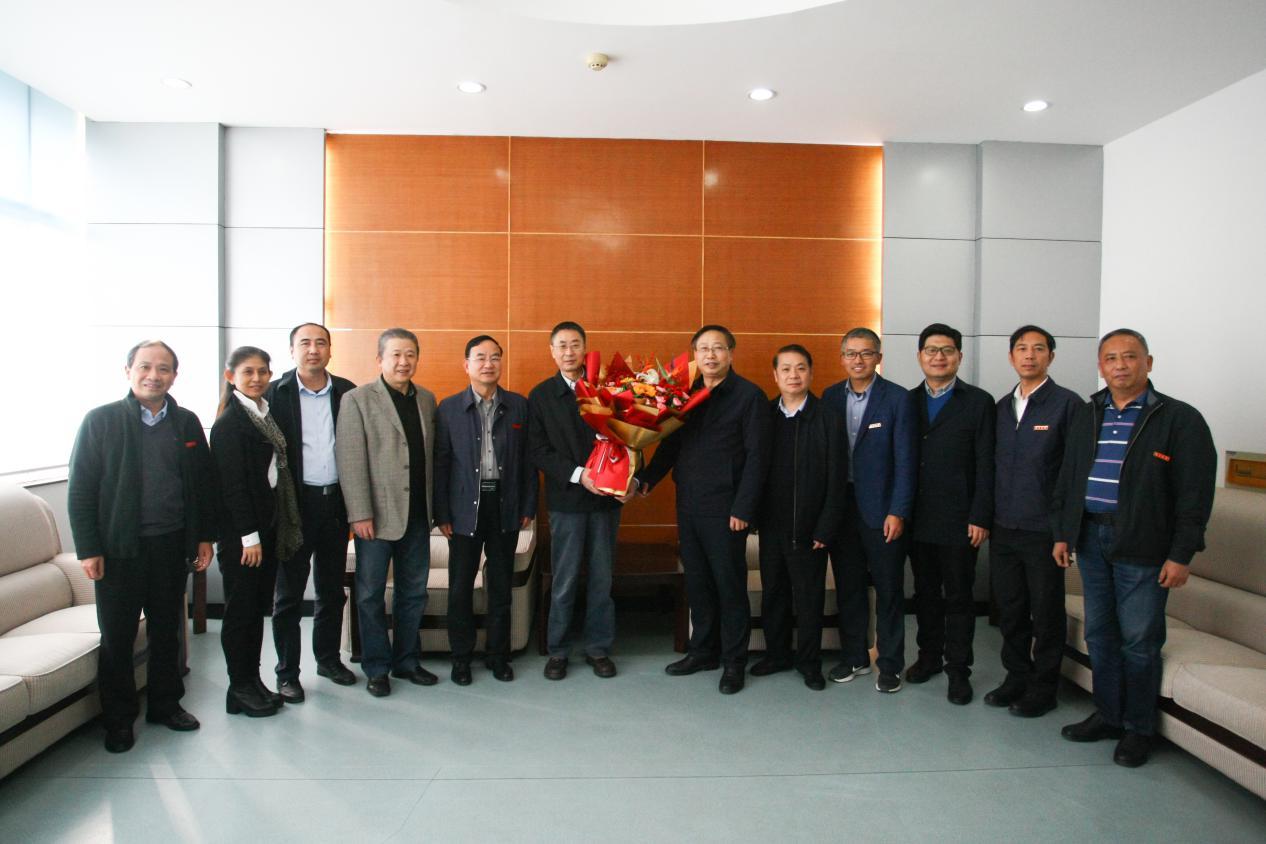 省委组织部副部长刘光华来校慰问谢明勇院士