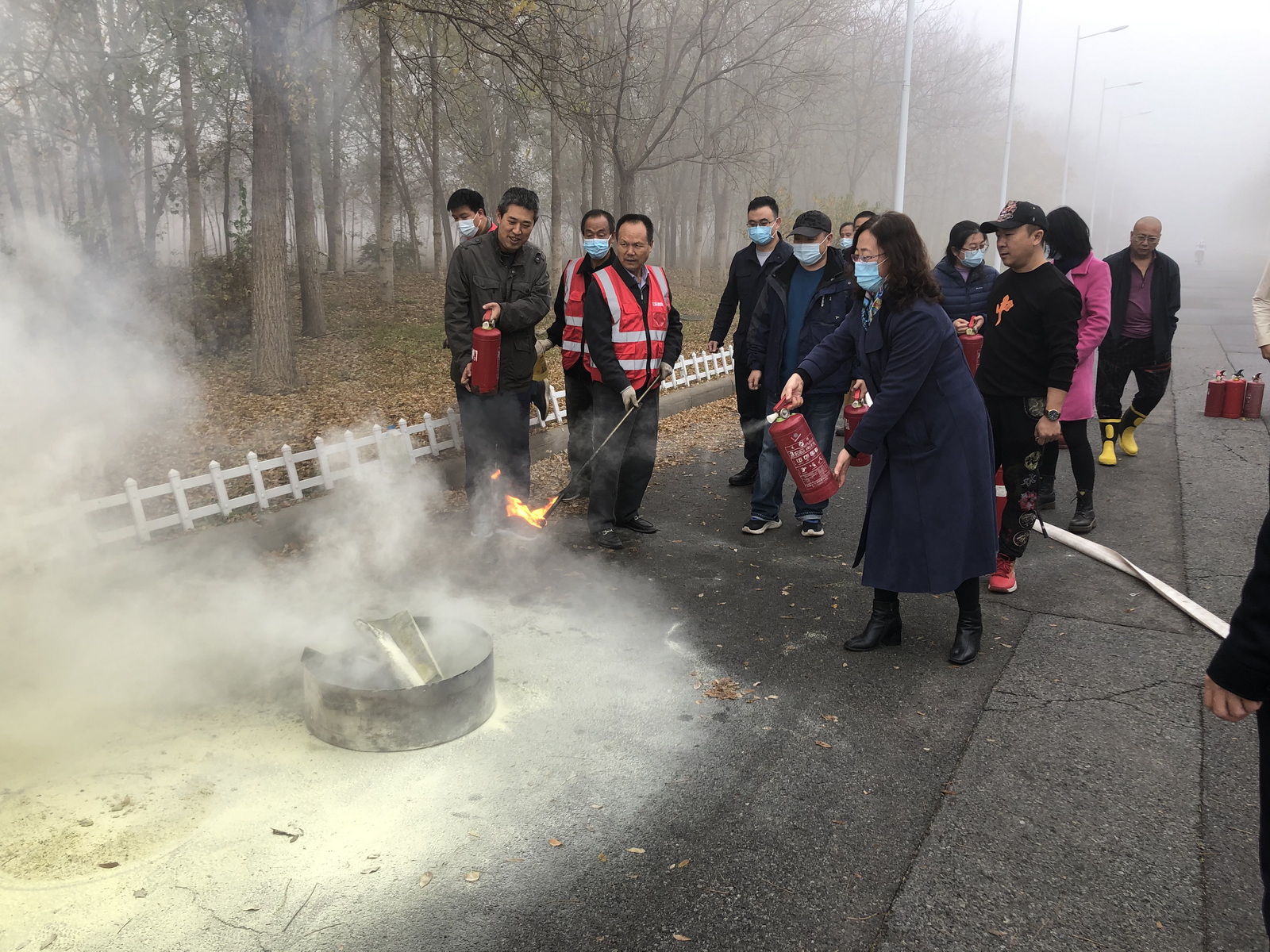 落实消防责任 防范安全风险——机关党委组织开展消防器材使用培训演练
