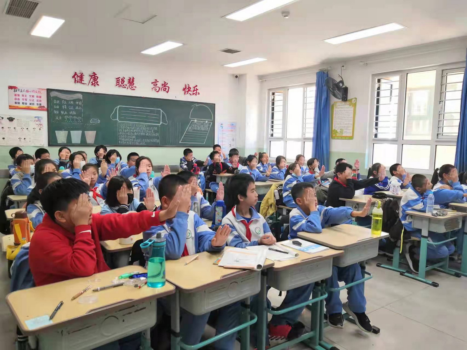 计信学院走进小学开展VR沉浸式学党史思政科普实践课