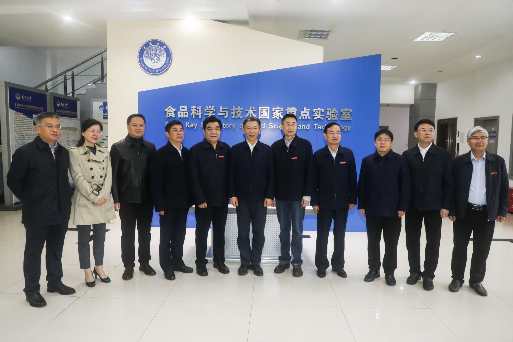 副省长罗小云来校看望谢明勇院士