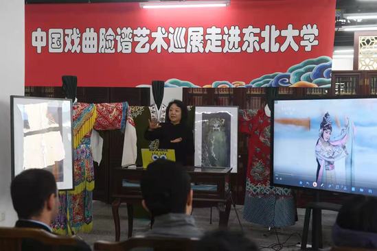 国际教育学院留学生参加中国戏曲脸谱艺术巡展活动