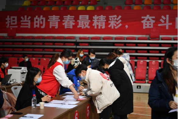 践行初心使命：党员突击队助力师生疫苗接种
