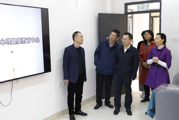 校党委书记徐西鹏调研心理健康教育工作