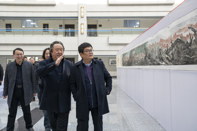 百米长卷《大漠精魂》画展开展：传承胡杨精神　赓续红色基因