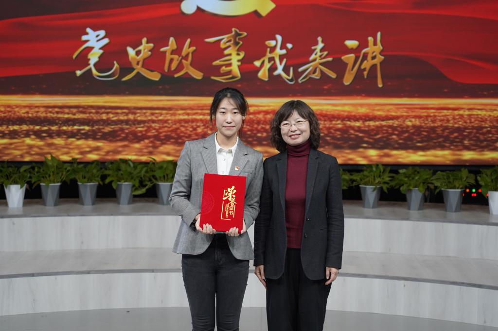 合影与会嘉宾与选手合影经过评委打分,最终徐小添获得一等奖,徐文秀