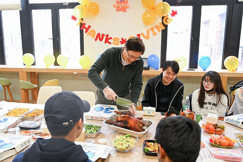 密西根学院举办国际学生感恩午餐会