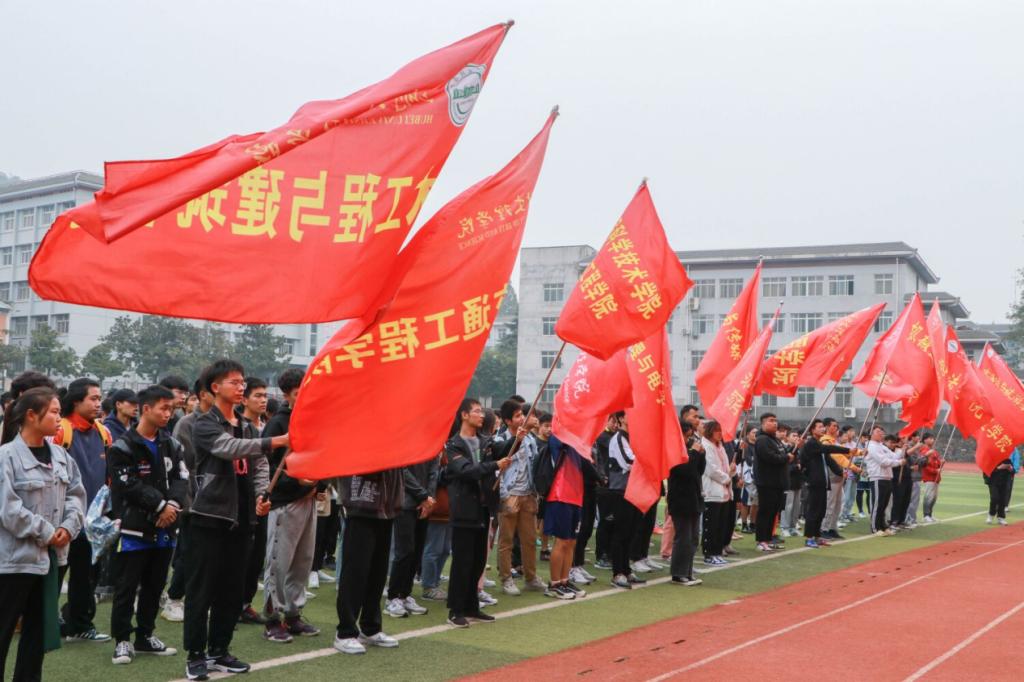 我校2021年“隆中杯•八人制”足球赛顺利闭幕