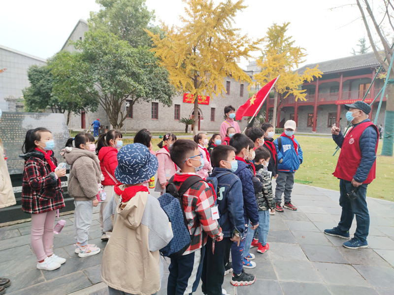 湖北武汉：青少年红色大讲堂开启别样思政课