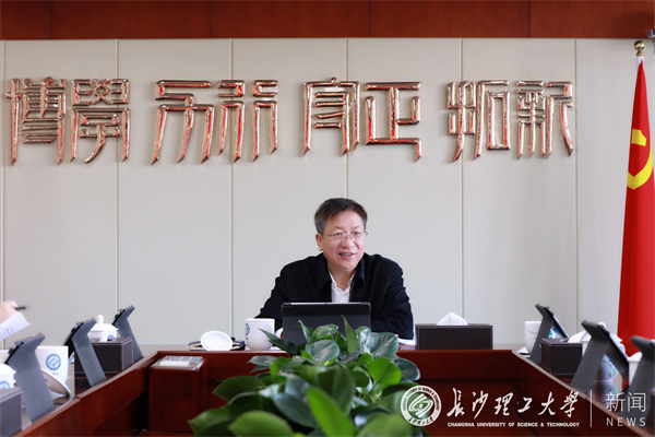 校党委理论学习中心组专题学习传达湖南省第十二次党代会精神