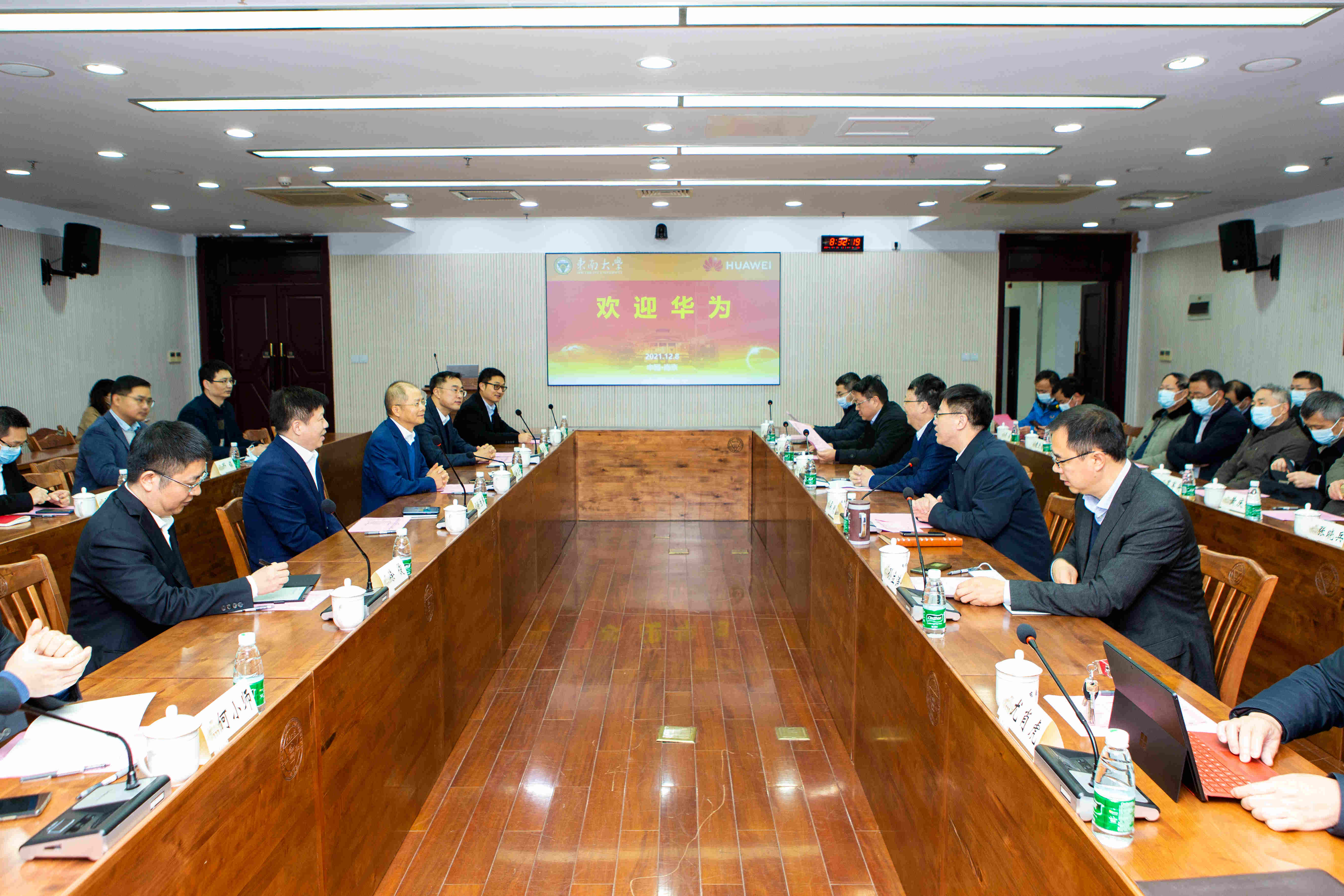 华为技术有限公司轮值董事长徐直军一行到访东南大学