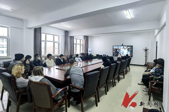 辽科大国际教育学院组织学生观看大型工业纪录片《钢铁脊梁》