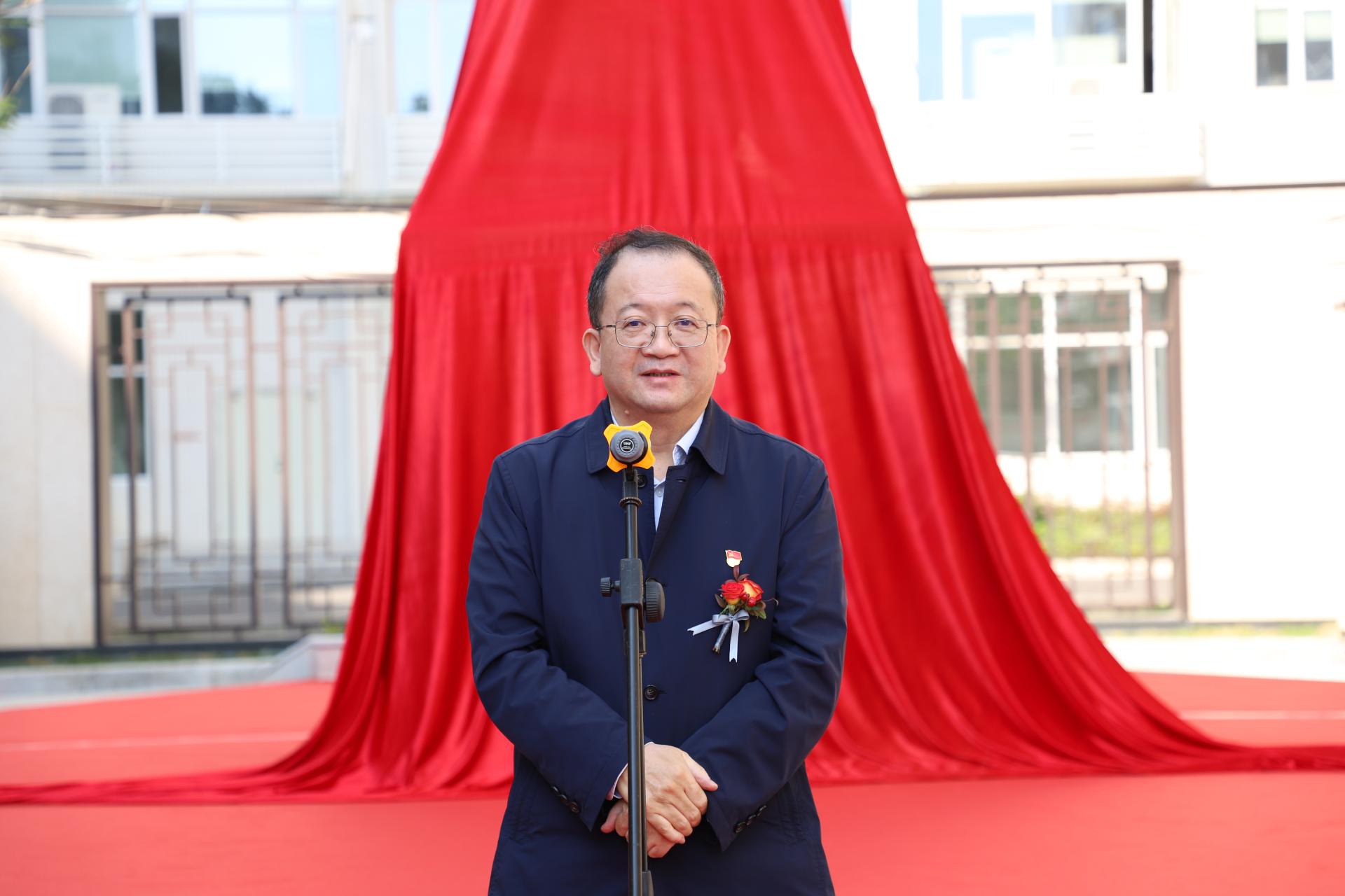 我校举行鲁班广场揭幕仪式