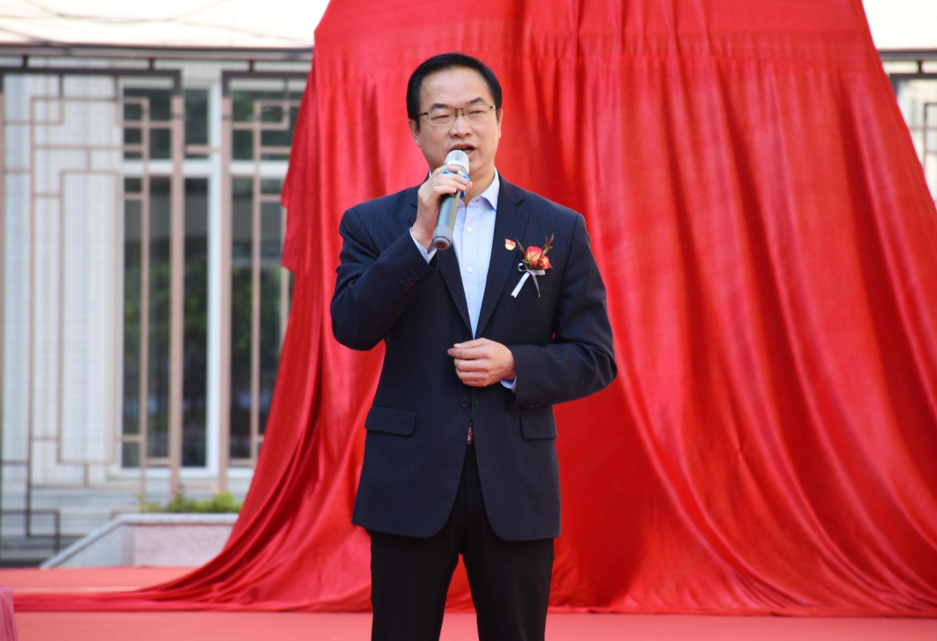 我校举行鲁班广场揭幕仪式