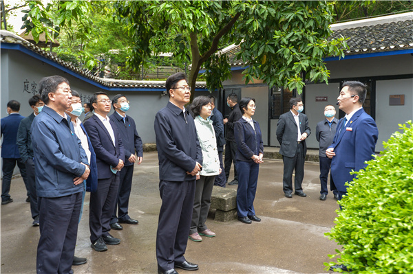 2021年4月2日，全国人民代表大会常务委员会副委员长张春贤参观红岩
