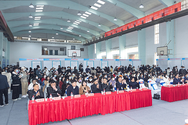 岳阳市“智汇潇湘·四海揽才”专场招聘会在我校举行