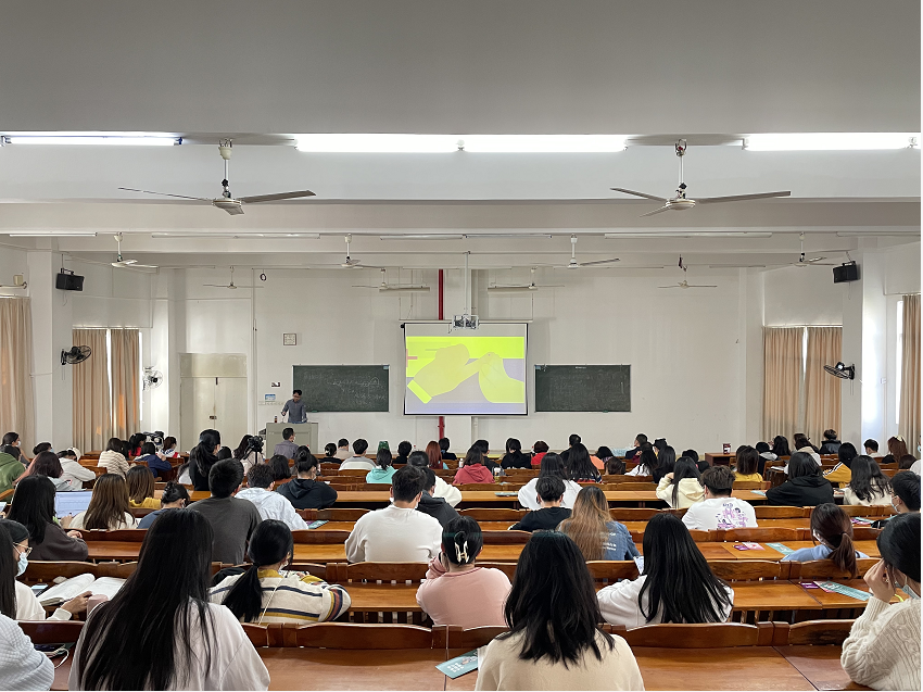 湛江市疾病预防控制中心与我校联合开展预防艾滋病宣传活动
