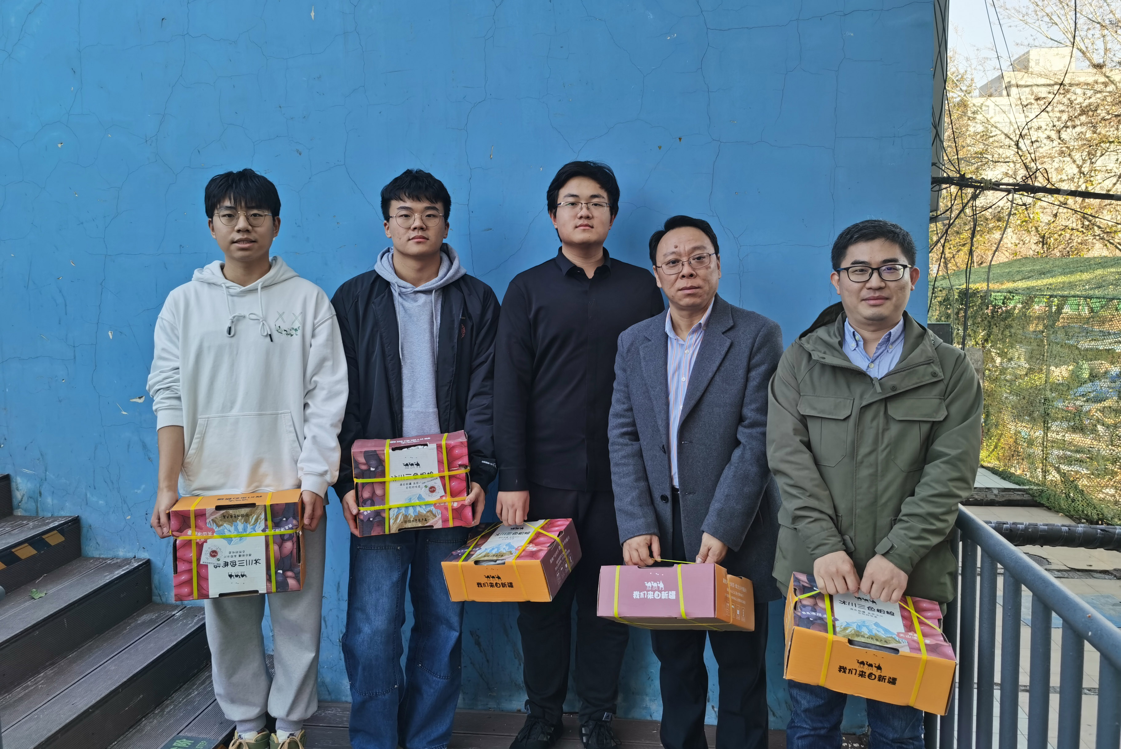 校友邵华、侯喜峰向母校捐赠农产品和健身器材