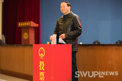 我校师生积极参加渝北区人大代表选举投票