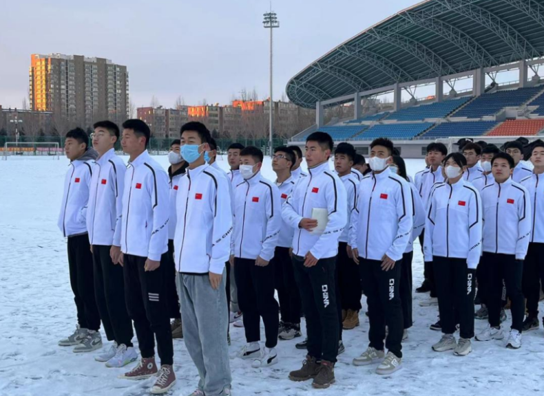 学校举办“青春向党·奋斗强国”主题升旗仪式
