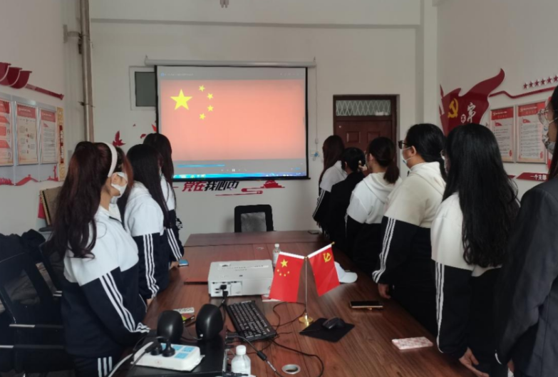 学校举办“青春向党·奋斗强国”主题升旗仪式